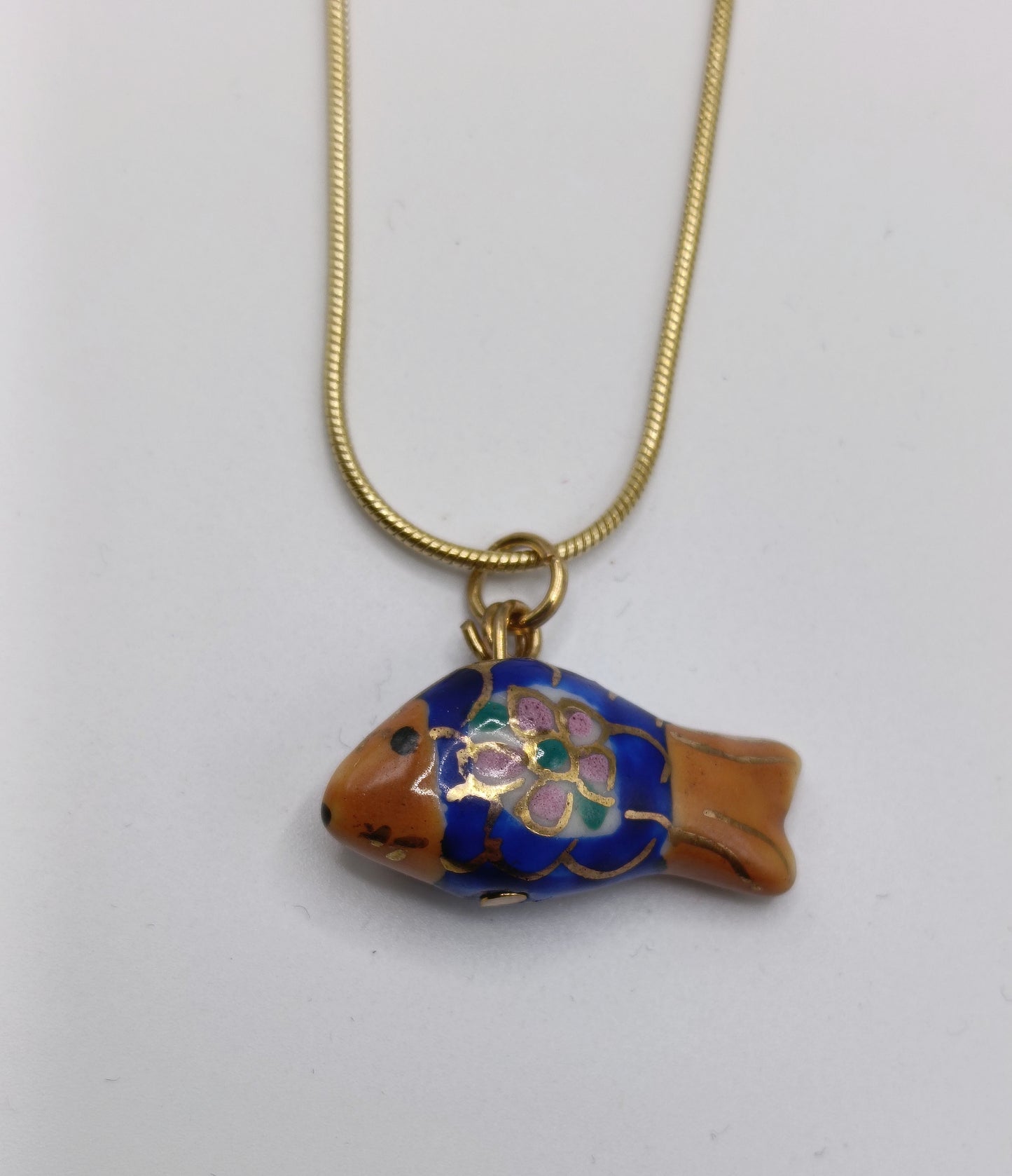 Collana ciondolo pesciolino in ceramica dipinto a mano ocra e blu
