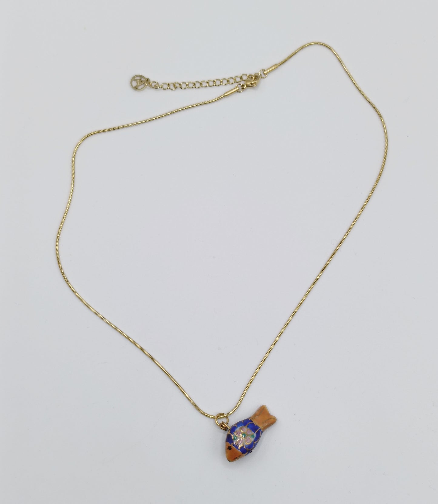 Collana ciondolo pesciolino in ceramica dipinto a mano ocra e blu